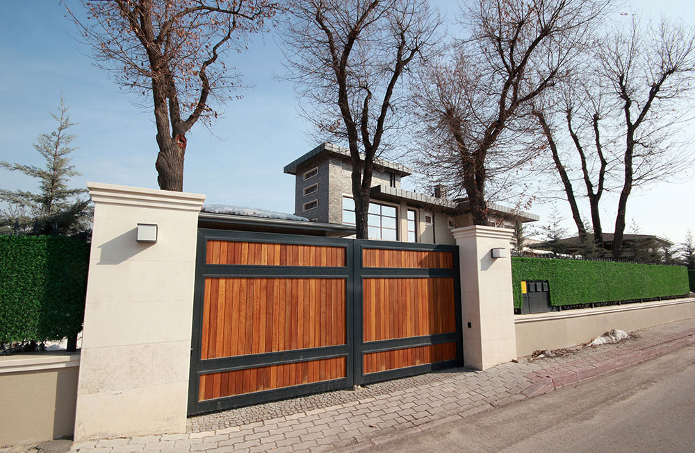 Samrat HPL cladding on a gate, protecting against extreme weather conditions